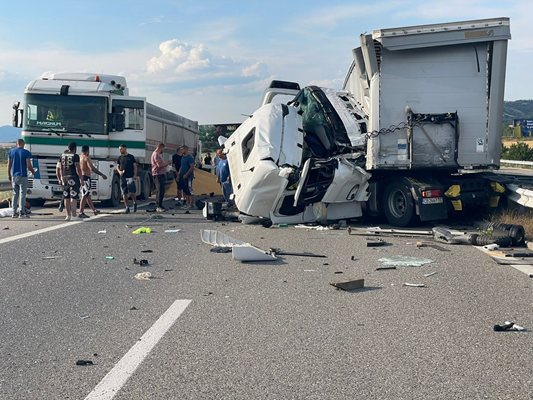 İki TIR'ın kazası. KAYNAK: Facebook Blagoevgrad'da Görüldü, Nasko Tikelyanov