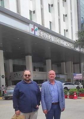 Doç. Bonchev ve Dr. Yordanov Hindistan'ın Bangalore kentindeki Sakra World Hospital'da