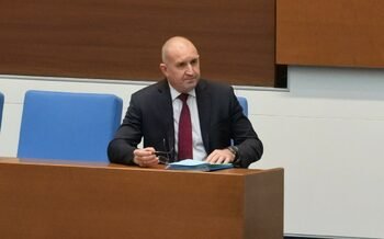 Rumen Radev Belediye Başkanlarını Yapay Zekanın Kamu İhalelerini İzlediği Konusunda Uyardı