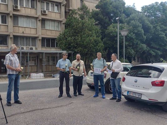 'Biz düşman değiliz' eylemi, Üsküp'teki Bulgar Büyükelçiliği araçlarının yakılmasına yanıt olarak düzenlendi. Fotoğraf: Facebook, Damyan Delçevski