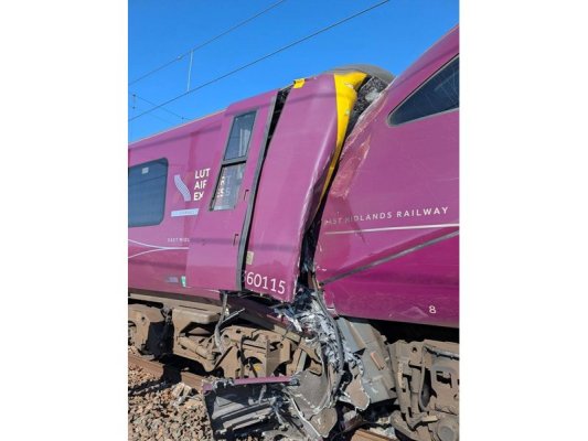 İngiltere'de Tren Kazasında 9 Kişi Hayat Mücadelesi Veriyor, Makinist Öldü