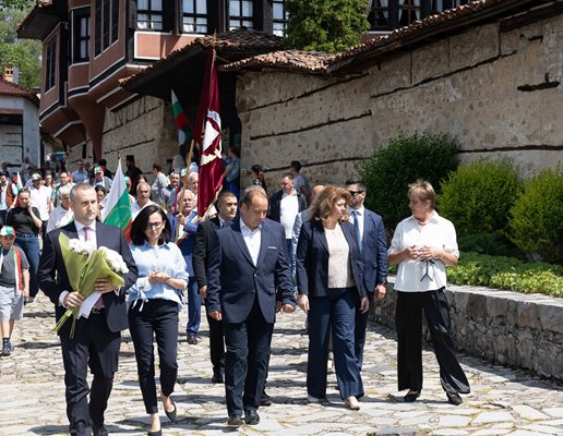 Cumhurbaşkanı İliyana Yotova, Koprivştiça sokaklarında. Fotoğraf: Cumhurbaşkanlığı Basın Servisi