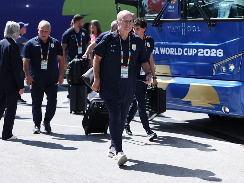 Uruguaylı Yıldızlar İspanya Maçı Öncesi Teknik Direktör Bielsa'dan Şikayetçi