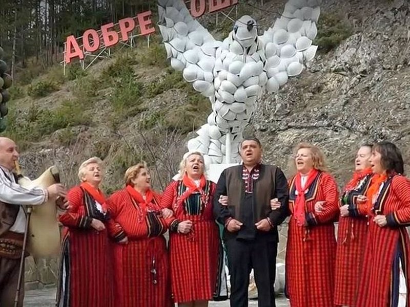 Rodoplar'daki Zabırdo Köyü, Asker Miğferleri ve Barış Güvercinlerini Trump ve Xi Jinping'e Gönderdi