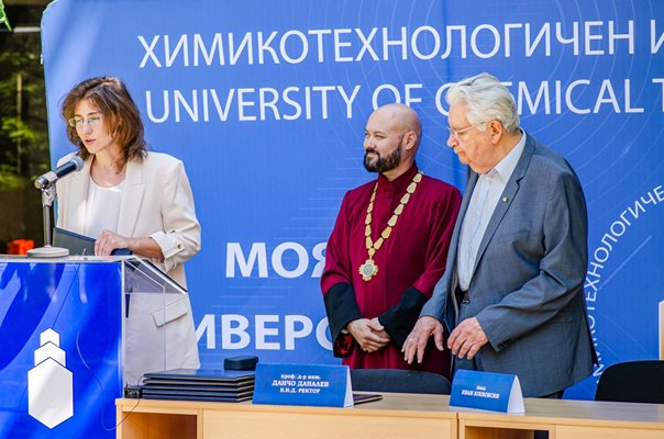 Акад. Иван Юхновски (вдясно) и проф. Данчо Даналев награждават гл. ас. д-р инж. Савина Стоянова от Софийски университет.