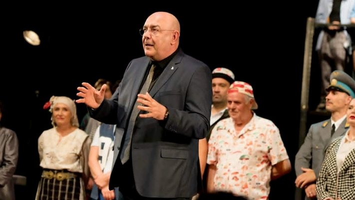 Kalin Sırmanov, oyuncu kadrosuna ve gösteriye katkıda bulunan herkese teşekkür etti Fotoğraf: Plamen KODROV