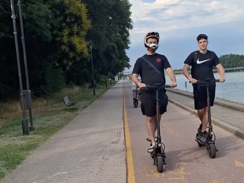 Plovdiv'de Scooter Sürücüsü Genç, Uyarısına Kızdığı Kişiye Tekme Attı