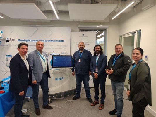 Doç. Bonchev, Dr. Tsvetoslav Yordanov ve ekibinden Dr. Teodor Ivanov ile birlikte Polonya'nın Varşova kentindeki Zimmer Biomet teknoloji ve eğitim merkezinde.