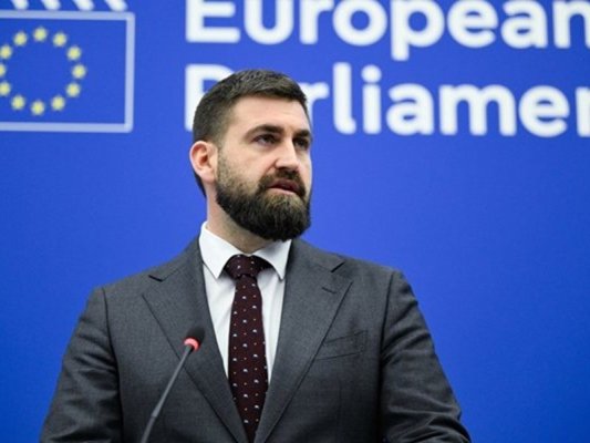 Andrey Novakov: Havayolları, Gecikmeli Uçuşlarda Tazminat İçin Yolcuları Kendi Kendine Bilgilendirmek Zorunda Olacak