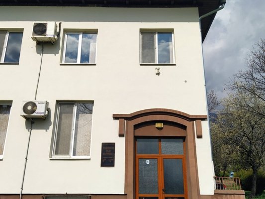 Karlovo'da Bir Adam Arabasıyla Restorana Çıktı, Korkuluğu Kırdı, Cezası 250 Leva