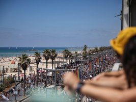 Tel Aviv'de Onur Yürüyüşü'ne Son 2 Yılın Ardından Binlerce Kişi Katıldı