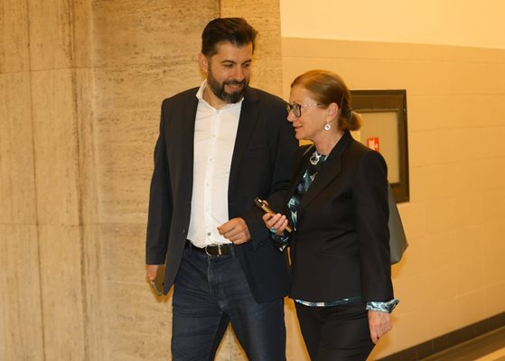 Kiril Petkov ve avukatı İna FOTOĞRAF: Georgi Paleykov