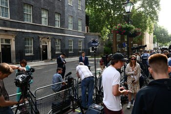 Keir Starmer Başbakanlıktan ve İşçi Partisi Liderliğinden İstifa Etti