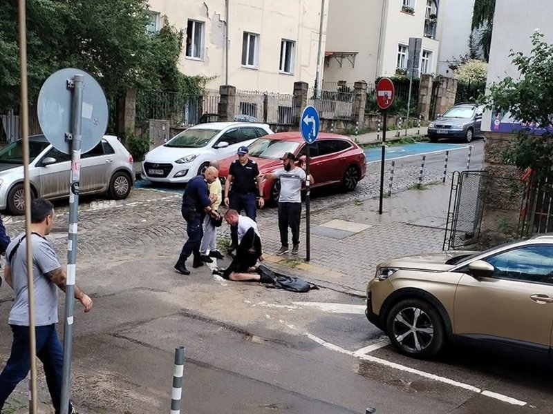 Polisin İçinde Çocuğu Olan Arabasını Çalmaya Çalışan Adam, Gözaltında Hücre Arkadaşına Cinsel Saldırıda Bulundu