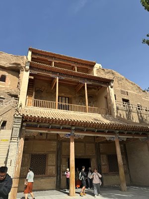 Korunan mağaralardan birinin girişi