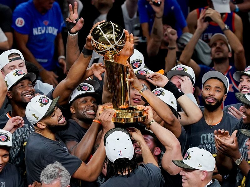Alexander Vezenkov'u NBA'den Vazgeçiren Koç Mike Brown, New York Knicks'e 53 Yıl Sonra Şampiyonluk Getirdi