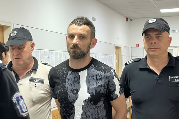 Mahkeme güvenliği Petır Çernev'i duruşma salonuna götürüyor.
