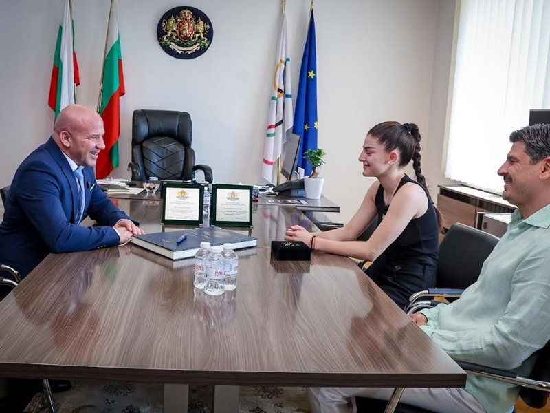 Bakan Keryazov, Karateci Teodora Tsaneva'yı Onur Plaketiyle Ödüllendirdi