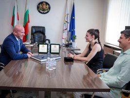 Bakan Keryazov, Karateci Teodora Tsaneva'yı Onur Plaketiyle Ödüllendirdi