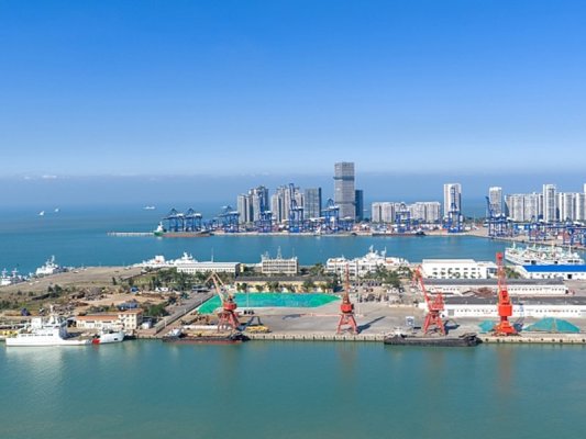 Hainan, Yeni Gümrük Rejiminin Ardından Güçlü Ekonomik Büyüme ve Artan Yabancı Yatırımcı İlgisi Bildiriyor