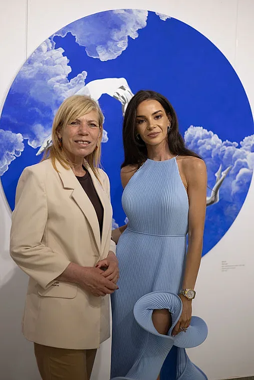 Belediye Başkan Yardımcısı Diana Savateva sergiyi Kütüphane'de açıyor