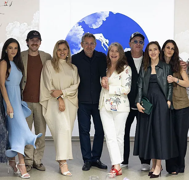 Mica Sav, Hristo İliev, Stefka Donçeva, Mehmet Yümençiler, Andrea Bruyet-Rodriguez, Stefan Stoyanov, Desislava İvanova ve Kristina Redanska (soldan sağa) Burgaz Kütüphanesi galerisinde