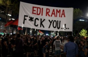 Arnavutluk'ta Protestolar Sürüyor: Binlerce Boş Ayakkabı Ülkeyi Terk Edenleri Anımsatıyor