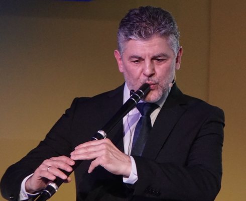 Teodosiy Spasov bir konserde çalıyor.