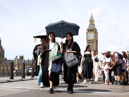 Birleşik Krallık’ta 40 Derece Sıcaklıklar: Okullar Erken Kapanıyor, Tren Seferleri İptal Ediliyor