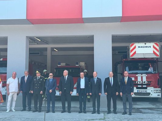 Törene Ulusal İtfaiye Müdürü Aleksandır Cjartov, selefi Nikolay Nikolov, İçişleri Bakanı İvan Demerdjiev, Vali Georgi Yanev, Belediye Başkanı Kostadin Dimitrov ve İl Emniyet Müdürü Vasil Kostadinov katıldı.