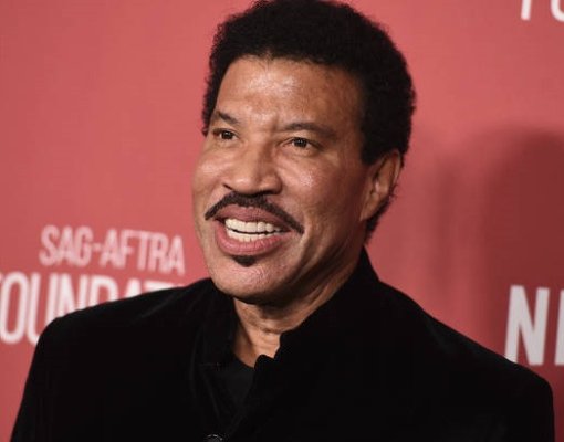 Lionel Richie sahnede fenalaştı, konser yarıda kesildi