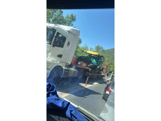 Kresna Geçidi'nde Platformdan Düşen Silindir Otomobile Çarptı: Yaralı Var