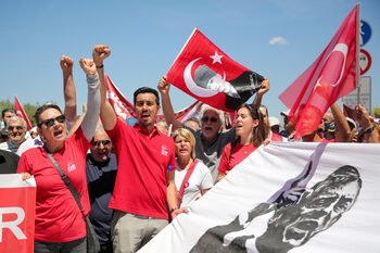 İzmir Belediye Başkanı Cumhuriyet Halk Partisi'nden İstifa Etti