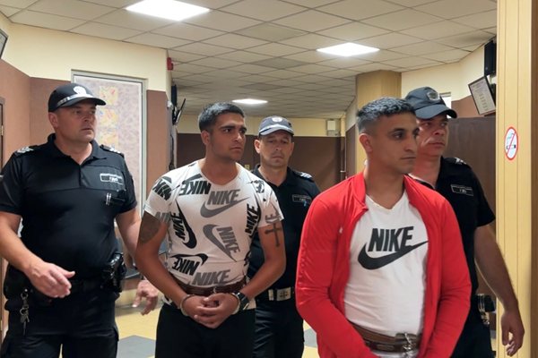 Angel Asenov (sağda), babasının ölümünden sorumlu tutulan sanığı dövdü.