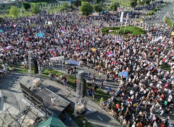 Sıcakta Vuçiç'e Karşı Binlerce Kişi Protesto Düzenledi