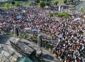 Sıcakta Vuçiç'e Karşı Binlerce Kişi Protesto Düzenledi