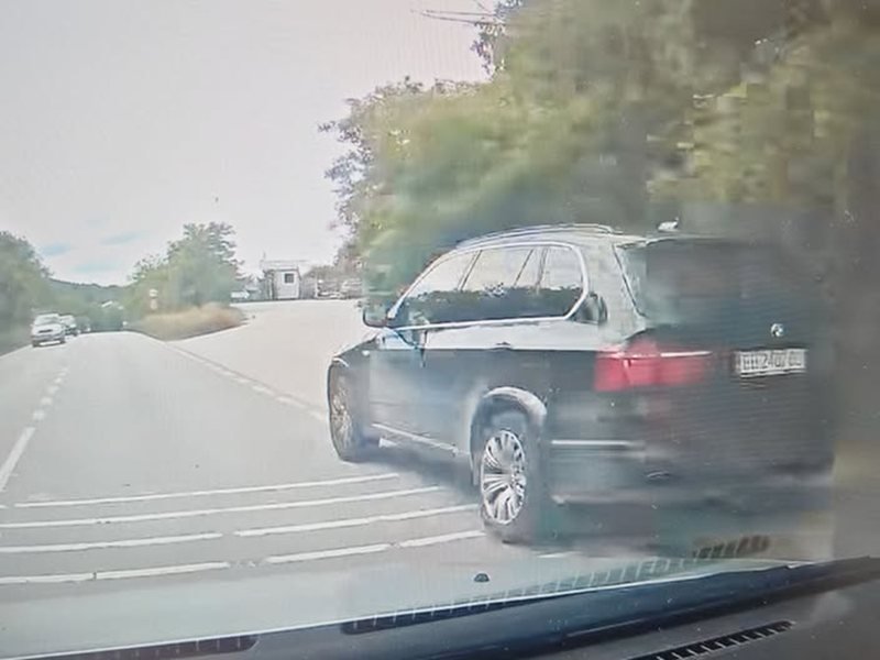 Gabrovo Polisi, Tehlikeli Sağdan Sollama Yapan BMW Sürücüsünü Tespit Etti ve Cezalandırdı