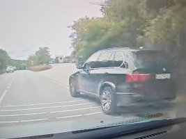 Gabrovo Polisi, Tehlikeli Sağdan Sollama Yapan BMW Sürücüsünü Tespit Etti ve Cezalandırdı