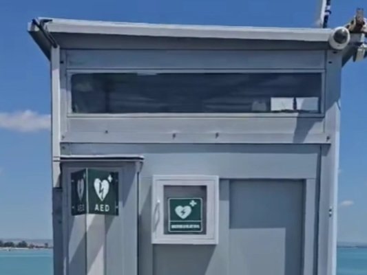 Burgaz Merkez Plajı'na Otomatik Defibrilatör Yerleştirildi