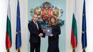 Radev'in Partisi Bulgaristan'da Göreve Başladı, İstikrar Sözü Verdi Ama Erken Şüpheler Uyandırdı