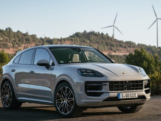 Porsche'den Devrim: Tek Motorla Hem Tekerlekleri Döndürüyor Hem Bataryayı Şarj Ediyor