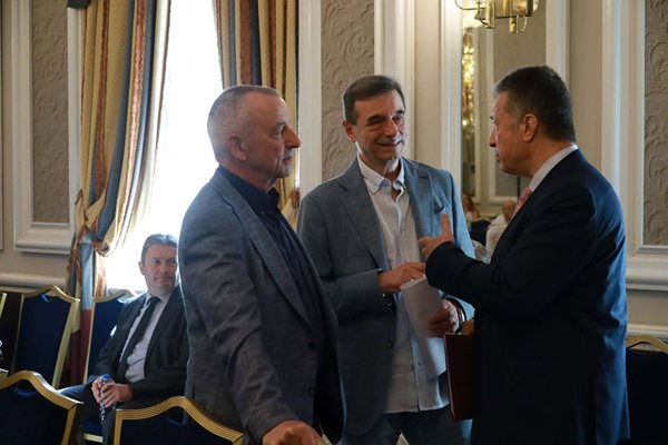 Dimitır Manolov, Yanaki Stoylov ve Georgi Pirinski forum öncesinde sohbet ediyor.