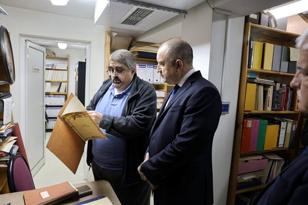 Rumen Radev 2023 yılında cumhurbaşkanıyken koleksiyonu inceledi. Todor Gadjev ona en ilginç kitap ve belgeleri gösterdi.