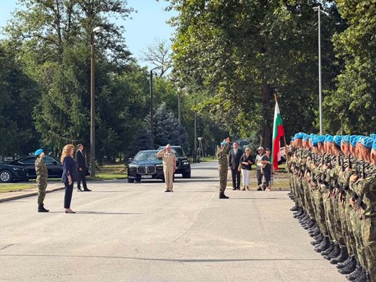 Yotova, hava üssü personeli ile birlikte