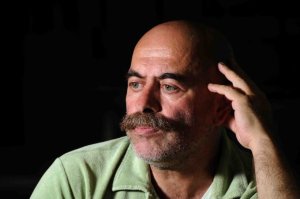 Ünlü Türk Yönetmen Ezel Akay ve Müzisyen Kardeşi Uyuşturucu Operasyonunda Tutuklandı