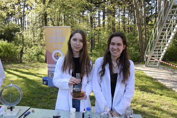 Öğrenciler Sofya Üniversitesi Astronomi Gözlemevi'nde bilimsel gösteri yapıyor