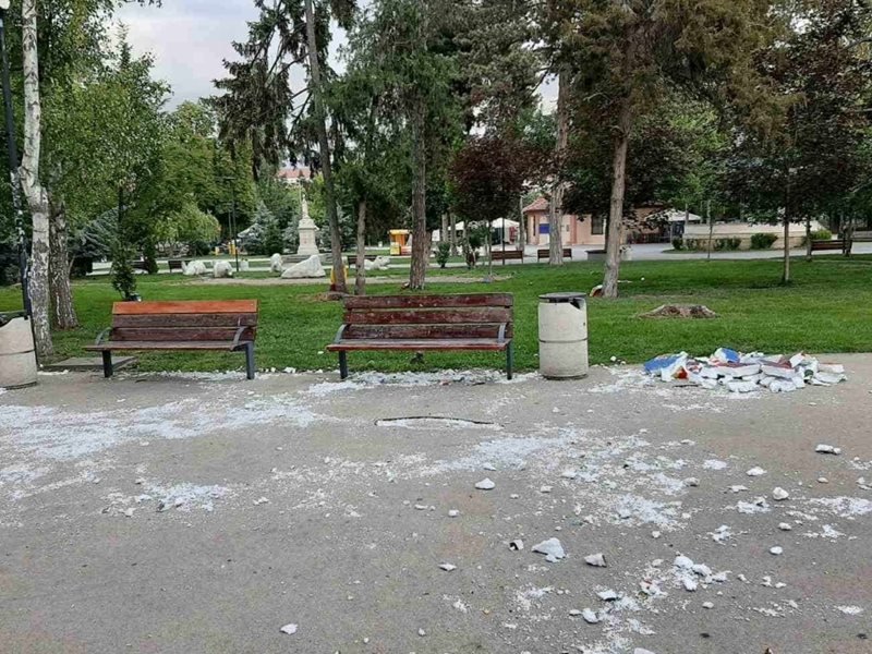 Burgas'ta Parkta Bank Kıran Gençler Kamerada