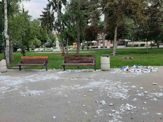 Burgas'ta Parkta Bank Kıran Gençler Kamerada