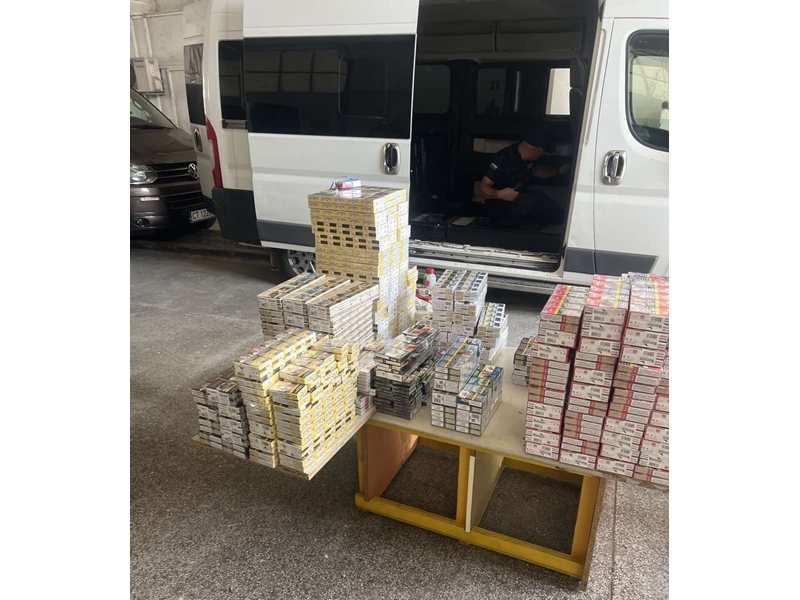 Varna'da Üç Araçtaki Gizli Bölmelerde 7.600'den Fazla Paket Sigara Ele Geçirildi