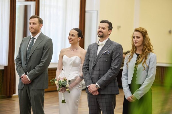 Hristo Pudev ve Tsvetina Petrova, en yakın arkadaşları Vesela Babinova ve Vladimir Zombori'nin sağdıçlığını yaptı.